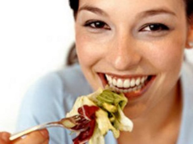 O nedenle atıştırmalık gıdaları ölçülü tüketmeye dikkat etmek gerekli. Aklınızda bulunsun; 6-8 adet badem veya 2 tam ceviz içi veya 10-12 adet fındık, 1 tatlı kaşığı zeytinyağı ile aynı oranda kalori içeriyor.