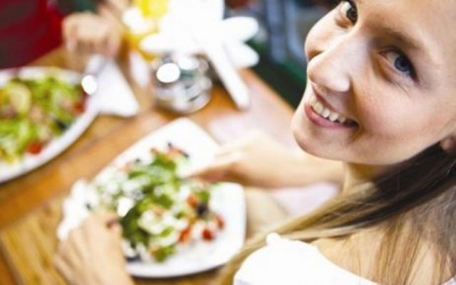 Aksine yılbaşında, güne kahvaltıyla başlayıp, öğle yemeği ve ikindi vaktinde de bir ara öğün tüketmek çok önemli. Uzun saatler hiçbir şey yemeden yılbaşı yemeğini beklemek metabolizmanın yavaşlamasına neden oluyor.