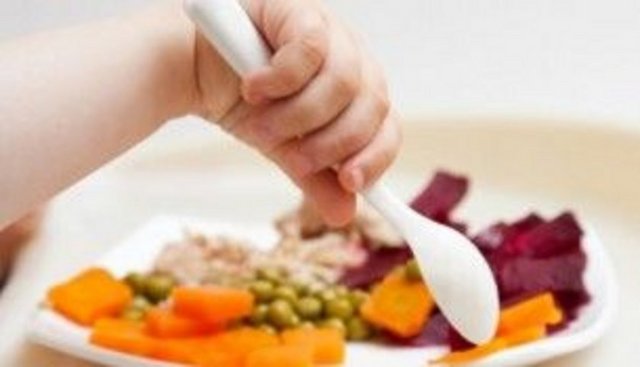 Alkol vücutta doğrudan yağa dönüşen bir madde. Bir gram alkol, 7 kalorilik bir enerji sağlıyor. Alkolün vücuttan atılması, ter ve boşaltım sistemiyle oluyor.