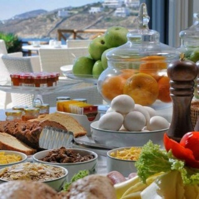 Kuruyemişler besleyici özelliklerinin yanında iyi birer enerji kaynağı. Farkında olmadan bitirilen çerez kaseleri, tek tek alınan cipsler ve ardından yenecek olan akşam yemeği alkolle birleşince masum olmaktan çıkıyor.