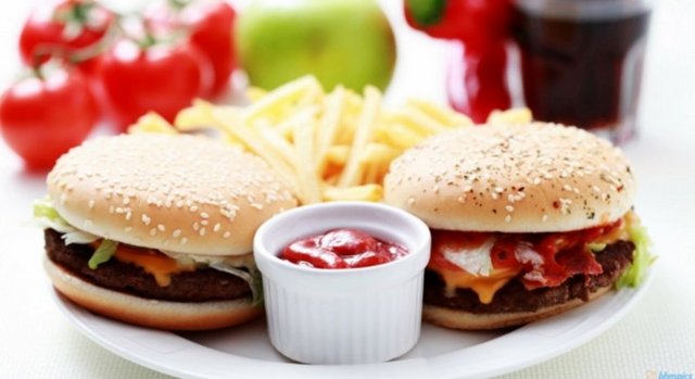 Meze tüketiminde abartıya kaçmamak son derece önemli. Eğer mutlaka meze yemek istiyorsanız, beyaz peynir ve yoğurtlu mezeleri tercih etmeye özen gösterin. Kızartma ve humus gibi yağlı ve karbonhidratlı besinlerden kaçının.