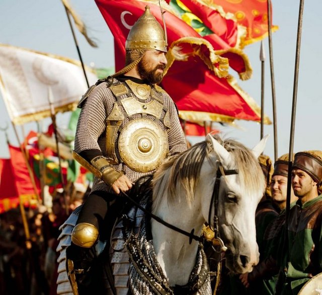 Şive bilecek, şarkı söyleyecek, dans edecek, kılıç kullanacak ve ata binecek.