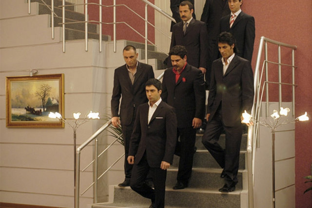 İş ortamında, makyaj, kostüm, kuaför, sanat grubu, ışık, ses, kamera, set vb. ekiplerin iş programı ile eşgüdüm sağlayacak.