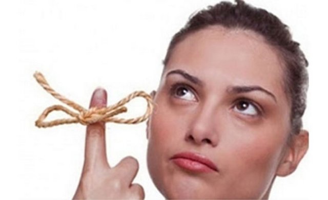 B 12 vitamini içeren gıdaların yeterli miktarda tüketilmemesi, yeteri kadar tüketilmesine rağmen  vücuttaki emilim bozukluğu nedeni ile yeteri kadar alınamaması, alkol kullanımı, bazı ilaçların uzun süreli kullanımı bu vitaminin eksikliğine neden olur.