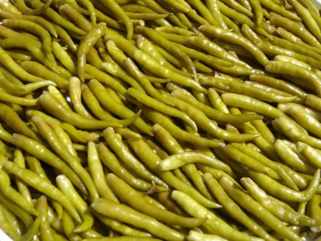 Acı besinler: Turşular, acı biberler ve diğer acı besinler, vücuttaki ısının yükselmesine neden oluyor.