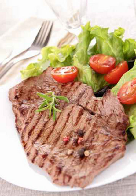 Karaciğer, böbrek, kırmızı et,  yumurta, süt, peynir ve balık b12 vitamini içeren besinler arasındadır.