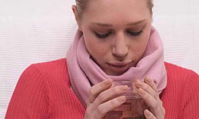 Kansızlık görülür. El ve ayaklarda uyuşma zihinsel fonksiyonlarda azalma, unutkanlık, çarpıntı, sararmış cilt, şişmiş ağrıyan ve hassas dil, yorgunluk, gibi belirtiler görülür.