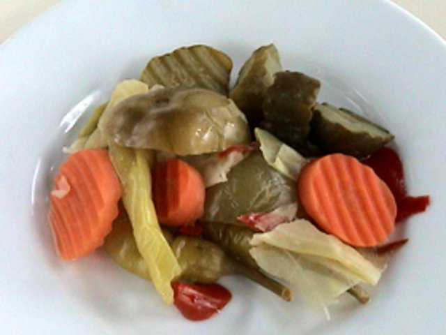 Kafein, asitli içecekler, baharatlı içecekler, kızarmış ve yağlı gıdalar da mide asit salgılanmasını artırmaktadır. Gastrit belirtilerinin artmasına neden olabilir.