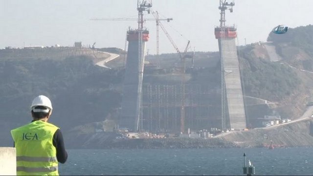 3. KÖPRÜNÜN AYAKLARI GÖRÜNDÜ3. Boğaz Köprüsü ayaklarının yüksekliği 80 metreye ulaştı. 1500 kişinin aralıksız çalıştığı projenin 2015 yılında tamamlanmsı bekleniyor.