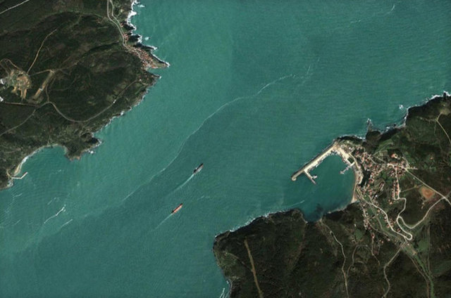 Yeni çekilen uydu fotoğraflarında ise aynı alanda ağaç kesilerek geniş yollar açıldığı görülüyor.