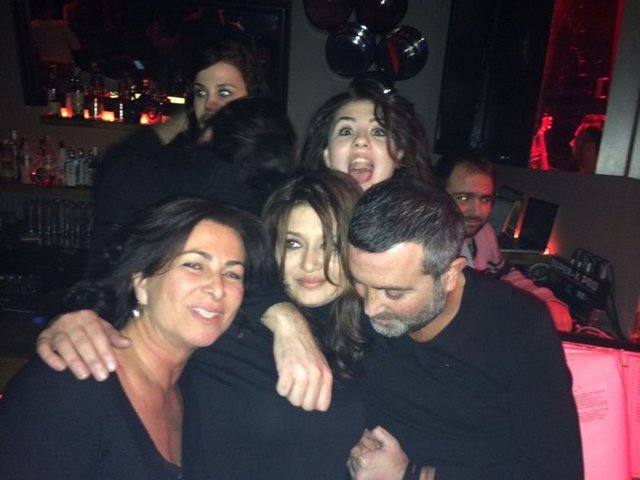 Ozan Kaçmaz, Yeşilçay'la gecede çekilen bir fotoğrafı sosyal medyada paylaşınca güzel oyuncunun tepkisini çekmişti.