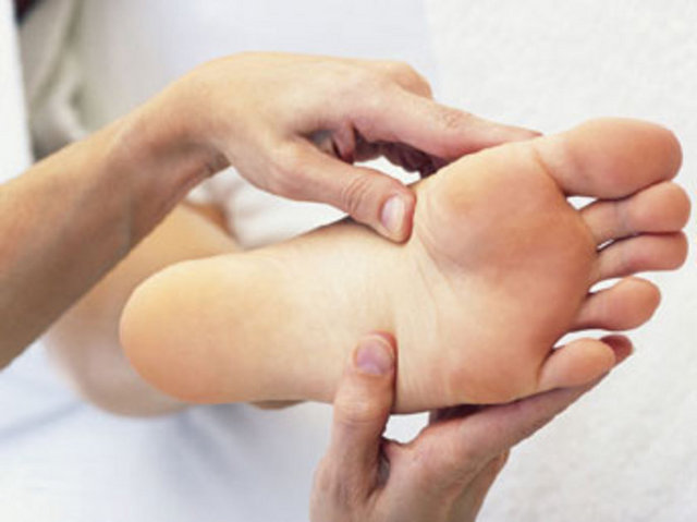 Dar ayakkabı şekil bozukluğuna yol açar ve can acıtır.