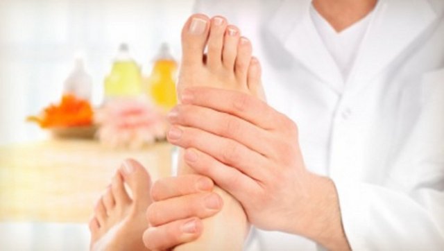 Buz uygulayın: Ayaklarınızda günlük olarak germe egzersizleri sonrası buz uygulamanız rahatlama sağlayacaktır.