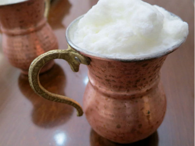 Bu vesile ile bolca triptofan ve kalsiyum içeren ayran  antistres besinler listesinin ilk sıralarında yer almakta.