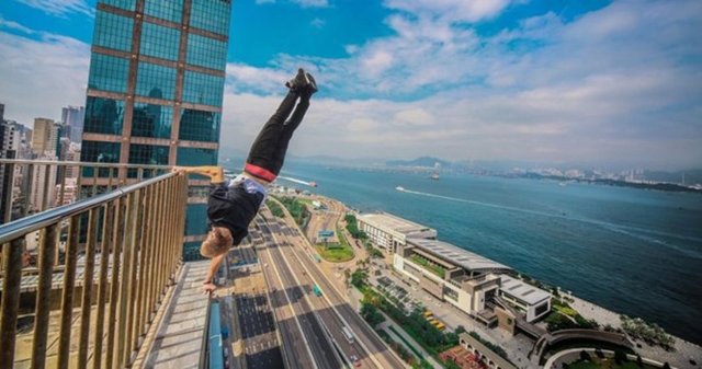 Onlarca metre yükseklikte çektiği selfie'lerle ölüme meydan okuyan Cricket, korkmamasının nedeninin hedefine ulaşma isteği olduğunu ifade ediyor.