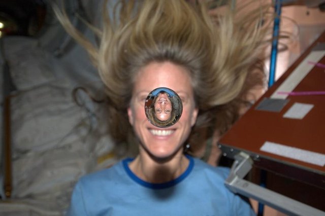 Amerikalı astronot Karen Nyberg'in su damlasıyla birlikte çekildiği selfie