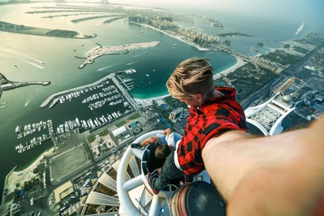 Instagram hesabından paylaştığı fotoğrafları da ciddi bir kitle tarafından takip ediliyor.