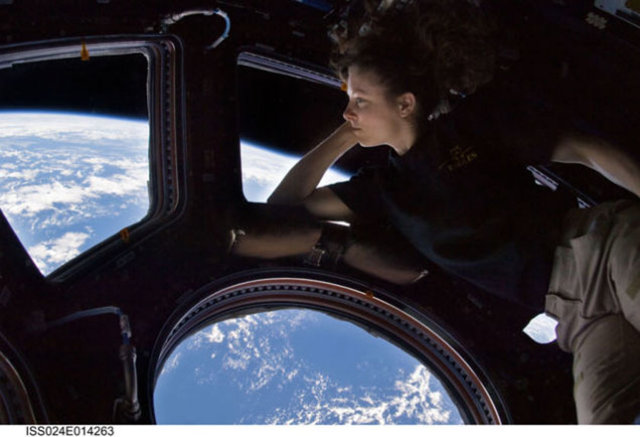 Amerikalı astronot Tracy Caldwell, dünya manzarasını izlerken