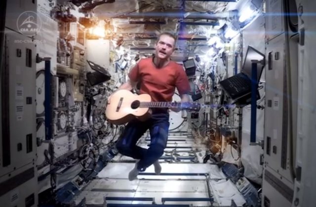 Kanadalı astronot Chris Hadfield 'Space Oddity' adlı şarkıya klip çekerken