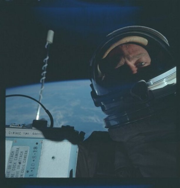 ASTRONOTLAR DA SELFIE ÇEKER Amerikalı astronot Buzz Aldrin. 1966 yılında uzayda çekilmiş bilinen en eski selfie.