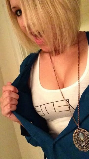 Ofiste selfie! Selfie çılgınlığı her geçen gün daha fazla insan tarafından benimsenirken, son moda ise 'ofiste selfie' oldu
