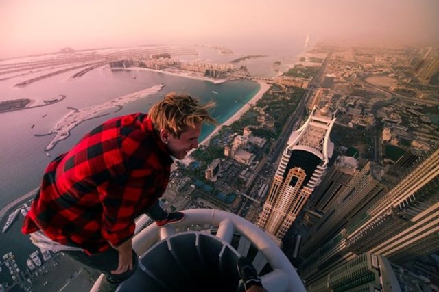 Tehlikeli hobisi için dünyanın dört bir yanına seyahat eden Cricket, şu ana kadar aralarında Almanya, Fransa, Dubai, ve Hong Kong'un bulunduğu onlarca ülkeyi ziyaret etti.