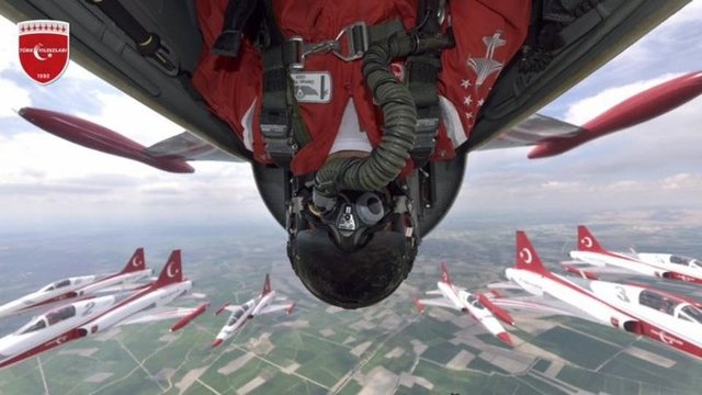 Türk Yıldızları 7 uçak ile yerden binlerce metre yükseklikte bir uçağın ters uçuş yapmasıyla çektikleri öz çekimi paylaştılar. Türk Yıldızlarının gösterilerini ilgi ile bekleyen binlerce hayranları ise paylaşıma beğeni yağdırdı.