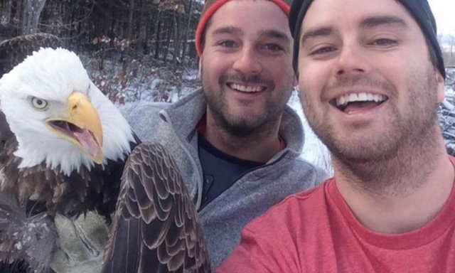 Kanadalı kardeşler Michael ve Neil Fletcher, ormanda kurdukları tuzağa yakalanan kartalla selfie çekildiler