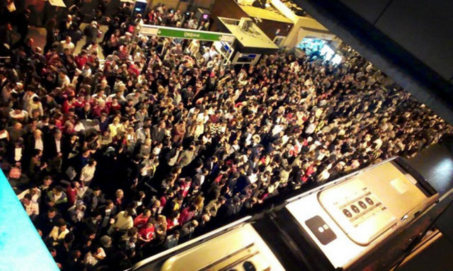 Sağ ve sol köşelerinde bulunan borular dışında, bir de tam orta kısımda bir adet boru bulunur.