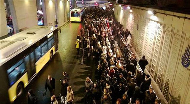 3. Pusuya yatın Kendinize güvenin. Baktınız ki durak çok kalabalık ve kapıların duracağı lokasyonlar dolu, o halde kapının bir 5 cm uzağında pusuya yatın.