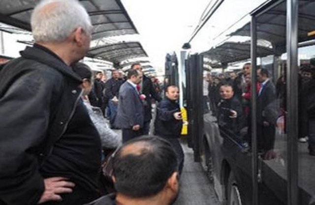 Çünkü bilindiği gibi, yanlış hatırlamıyorsak toplam 4 farklı metrobüs aracı bulunmakta. Metrobüs aynı hizada dursa bile, arka kapıların denk geldiği kısımlar, değişkenlik gösterebiliyor.