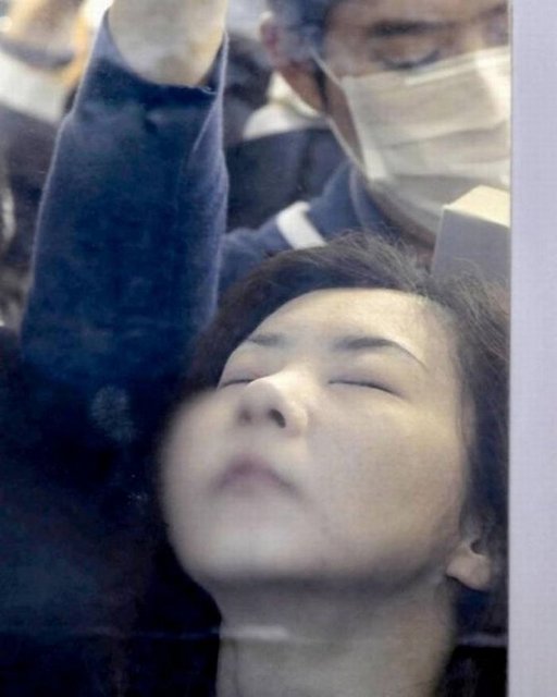 Özellikle sabah saatlerinde metrodaki büyük yoğunluğa, Alman fotoğraf sanatçısı Michael Wolf çektiği fotoğraflarla dikkat çekti.