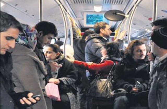 Metrobüs yanaştığında, hızlı davranıp, kapının önüne atlamayı başarırsanız, hedefinize rahatlıkla ulaşmış olursunuz.