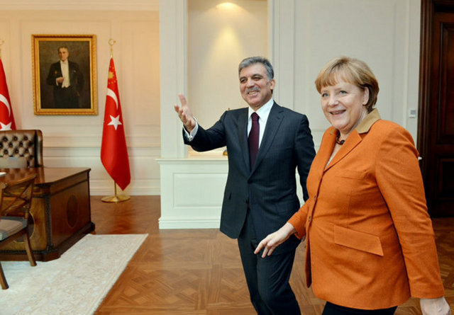 Cumhurbaşkanı Gül'ün, Almanya Şansölyesi Merkel'i ağırlarken çekilen bir kare