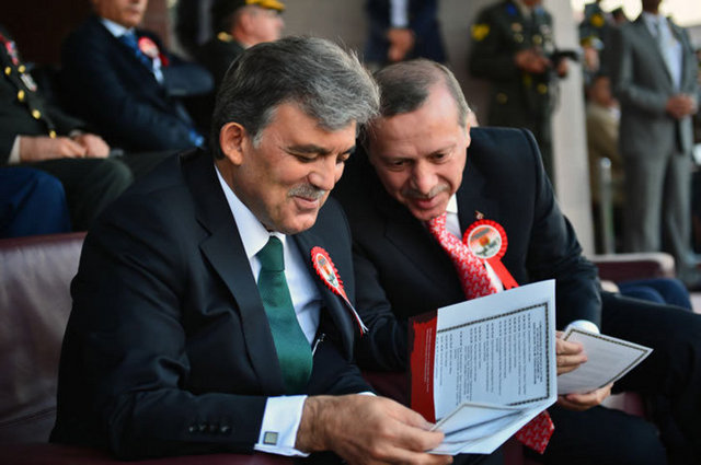 Cumhurbaşkanı Gül ve Başbakan Erdoğan'ın, Cumhurbaşkanlığı Muhafız Alayı Sancak Devir Teslim Töreni'nden bir kare