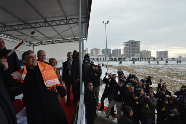 Cumhurbaşkanı Gül'ün, Uşak'ta cirit atarak oyunu başlattığı bir kare