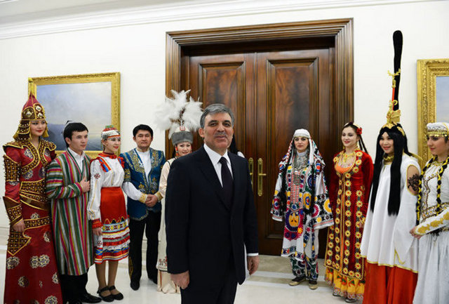Cumhurbaşkanı Gül'ün, Nevruz münasebetiyle TÜRKSOY üyesi ülkelerin kültür ve sanat elçileri heyetini Çankaya Köşkü'nde kabul ettiği bir kare