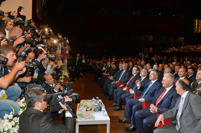 İstanbul'da, himayesinde gerçekleştirilen 11. Ulaştırma, Denizcilik ve Haberleşme Şurası'na katılan Cumhurbaşkanı Gül'e medya mensupları yoğun ilgi gösterdi.