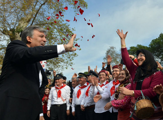 Cumhurbaşkanı Gül, Ünye'de vatandaşlar tarafından yoğun ilgiyle karşılandı.