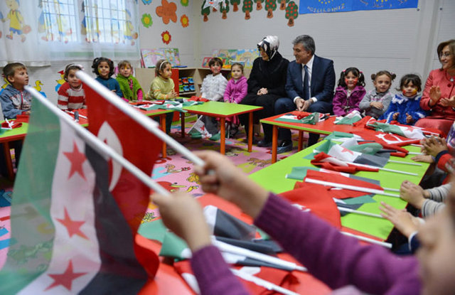 Cumhurbaşkanı Gül ve eşi Hayrünnisa Gül'ün, Suriyeli mültecilerin misafir edildiği Elbeyli Konaklama Merkezi'ndeki Gökkuşağı Kreşi'nde çocuklarla bir araya geldiği bir kare