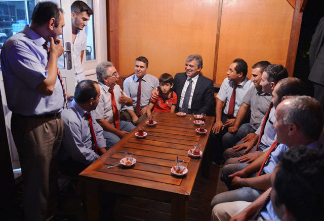 Cumhurbaşkanı Gül, Tarabya'da taksicilerle buluştu...