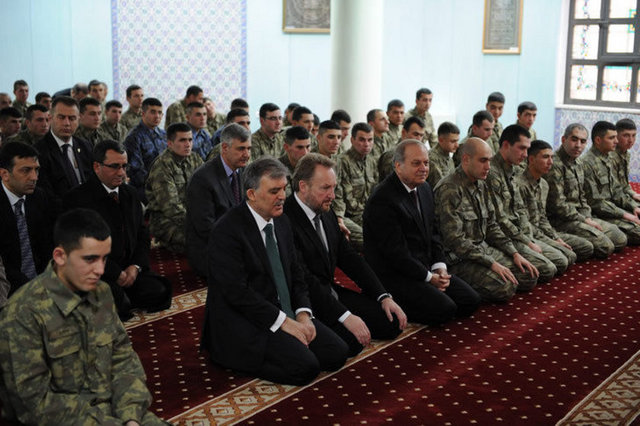 Cumhurbaşkanı Gül ile Bosna Hersek Cumhurbaşkanlığı Konseyi Üyesi Bekir İzzetbegoviç'in Muhafız Alayı Camisi'nde cuma namazını kılarken görüldüğü bir kare