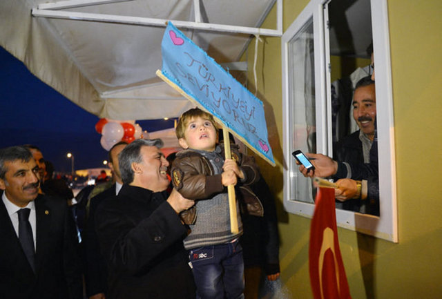 Cumhurbaşkanı Gül ve eşi Hayrünnisa Gül'ün, Suriyeli mültecilerin misafir edildiği Elbeyli Konaklama Merkezi ziyaretine ilişkin bir kare