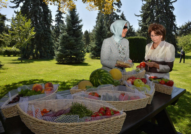 Hayrünnisa Gül'ün, Slovakya Cumhurbaşkanının eşi Silvia Gasparoviçova'ya Çankaya Köşkü'nün bahçesini gezdirdiği ve bahçede yetişen ürünleri tanıttığı bir kare