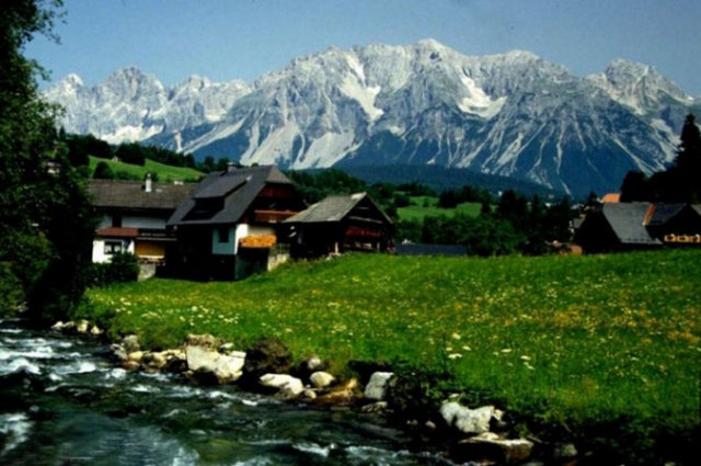 Liechtenstein: 1868 yılında ülkeye masrafı çok olduğu gerekçesi ile dağıtıldı. O günden bu yana İsviçre tarafından güvence altında.