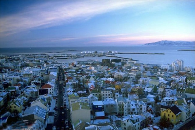 İzlanda: Ülkede 1869 yılından beri bir ordu yok. Birleşik Krallık ile askerî güvenlik antlaşması olduğundan NATO'ya üye.