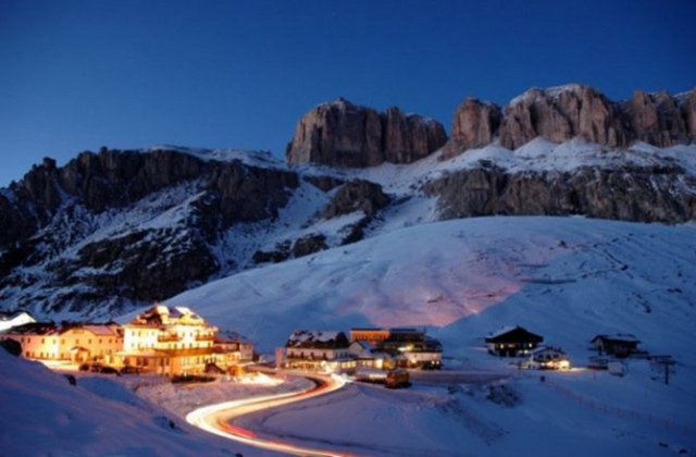 Andorra: 3 Haziran 1993 yılındaki antlaşmaya göre gerekli durumda ülkenin askeri yönden korunması İspanya ve Fransa tarafından sağlanıyor.