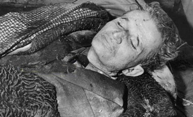 25 Aralık 1989'da kurşuna dizildi. Elena Çavuşesku'nun son sözleri, "Ben sizin annenizim" oldu. Nikolay Çavuşesku ise "Romanya sonsuza kadar yaşayacak" dedi.