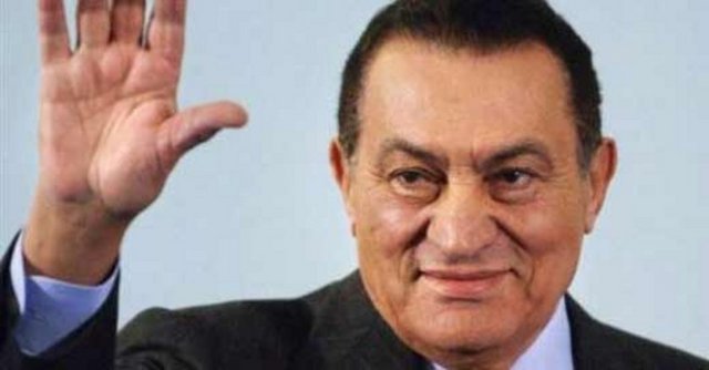 Sağlık sorunları nedeniyle Kahire'de bir hastanede tedavi gören devrik lider, ilk duruşmaya 3 Ağustos'ta sedye ile getirildi ve duruşma salonunda demir kafes ardından yatarak ifade verdi.