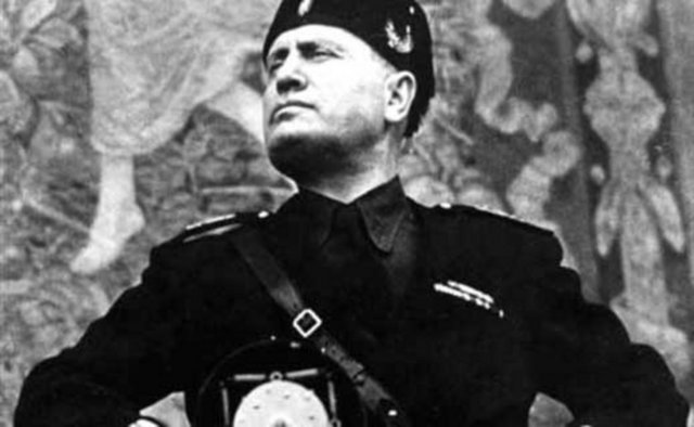 İspanya'ya kaçma teklifini reddeden 23 yıllık lider, 28 Nisan 1945'te Alman üniformasıyla kaçarken yakalandı.